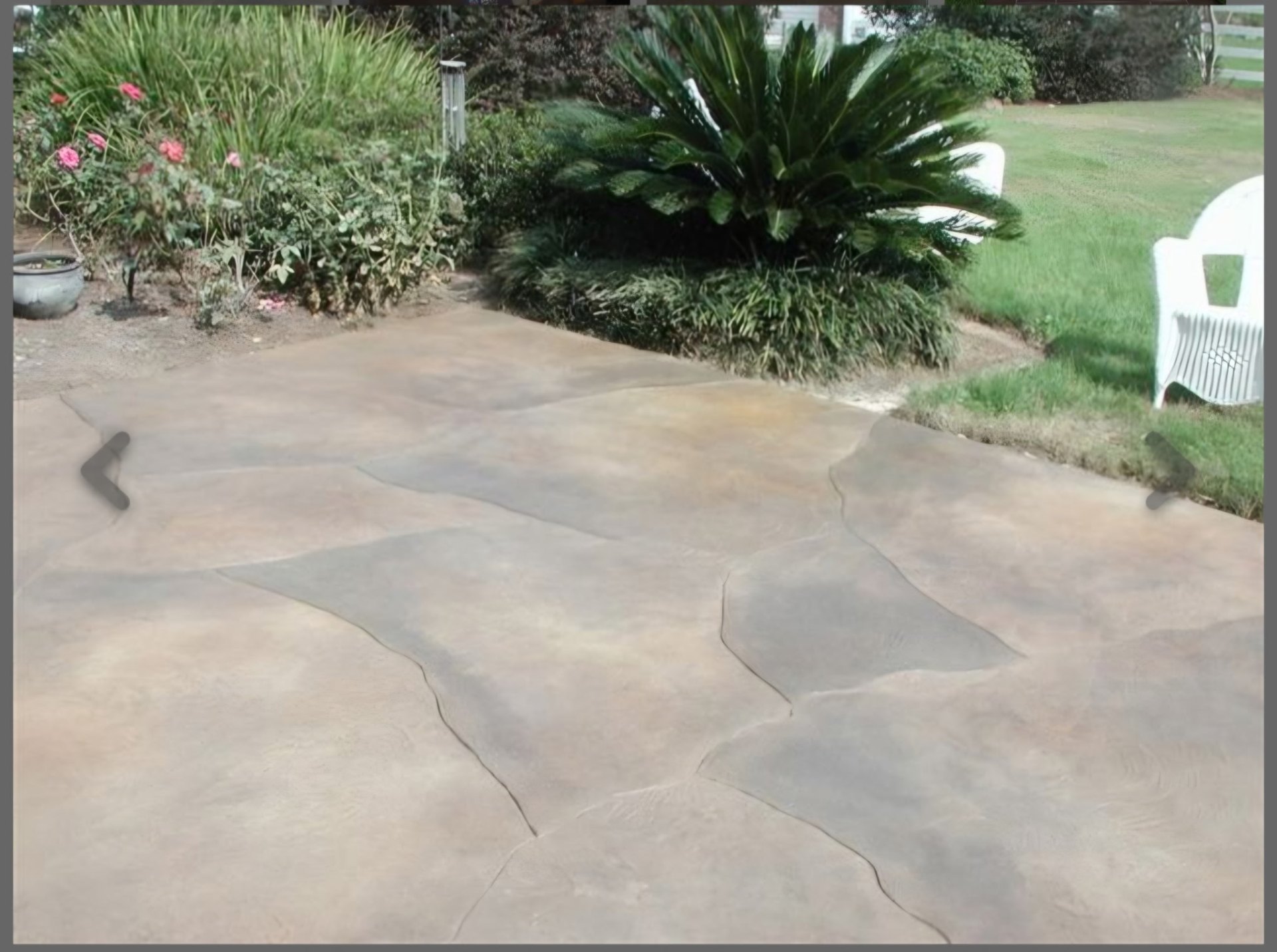 Flagstone-pattern Acrylistain concrete patio